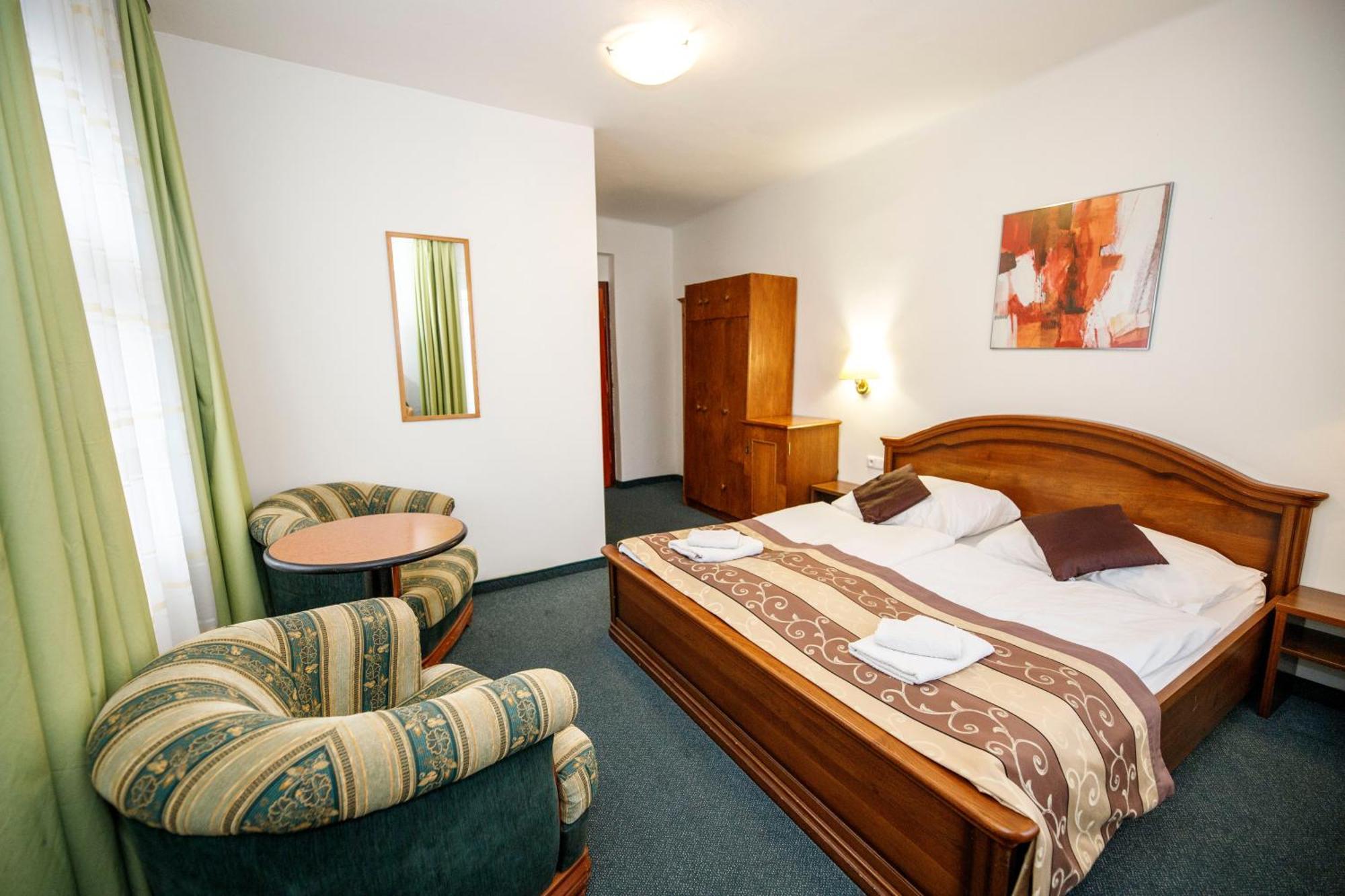 Hotel Grand Řevnice Eksteriør billede