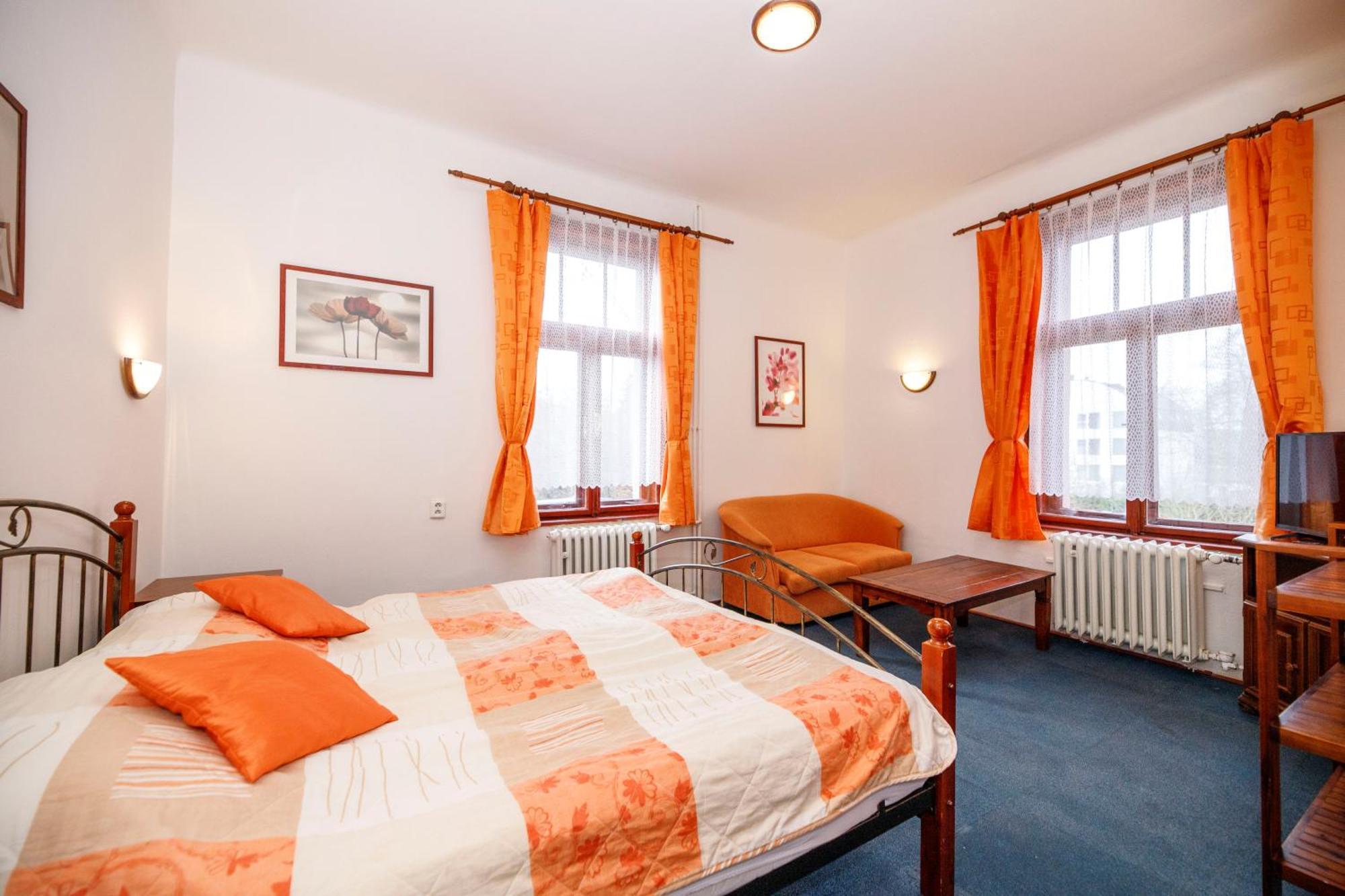 Hotel Grand Řevnice Eksteriør billede