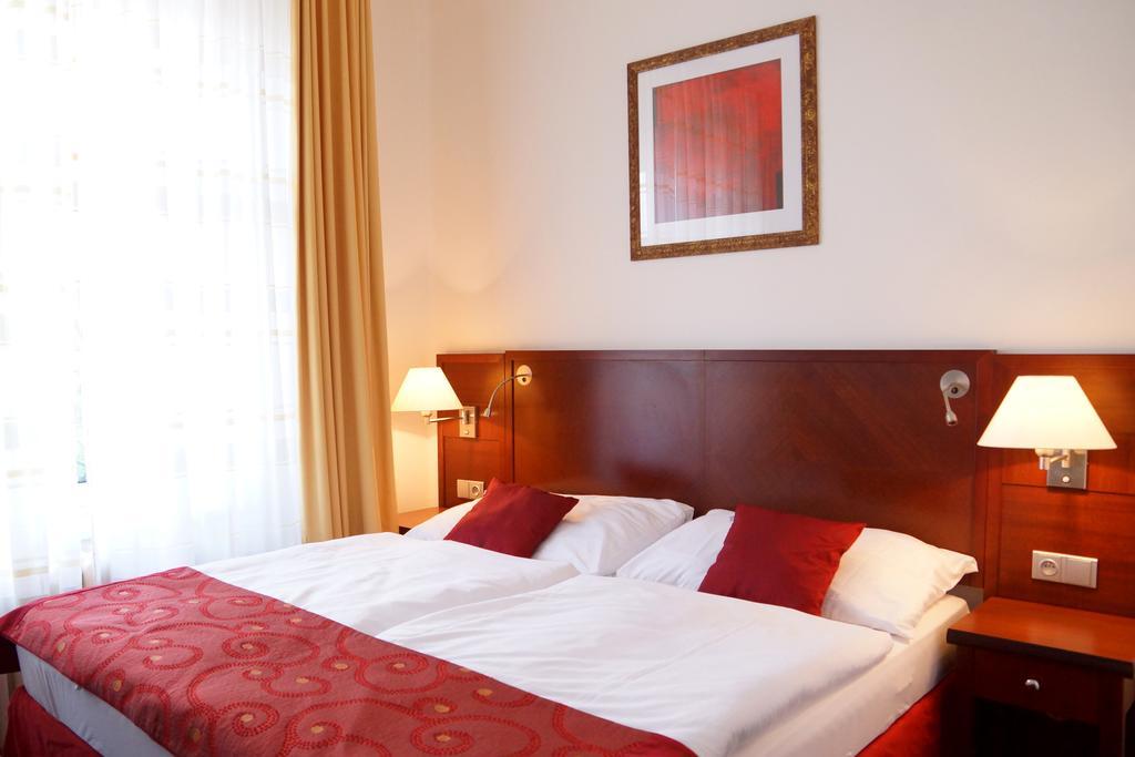 Hotel Grand Řevnice Eksteriør billede